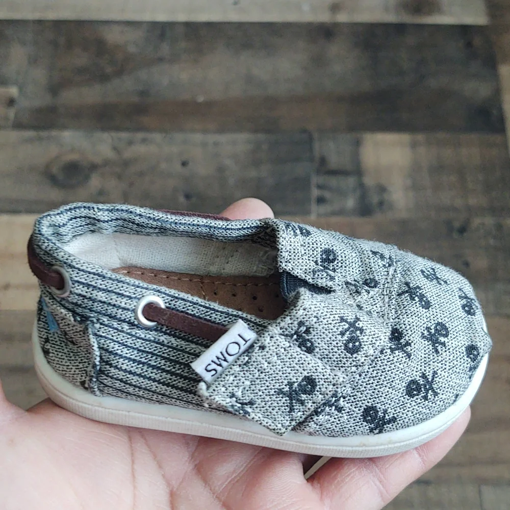 Toms Bimini Chambray Skulls Gray sz 4 Toddler